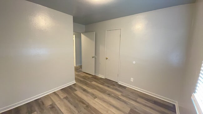Building Photo - Remodeled 3-bedroom!  Housing accepted!