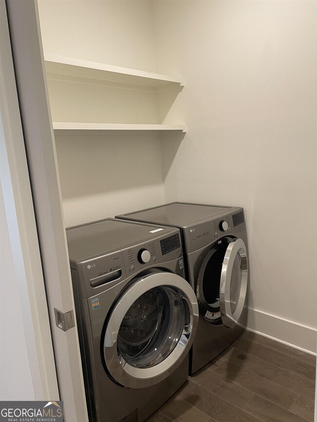 Building Photo - 460 Heatherden Ave