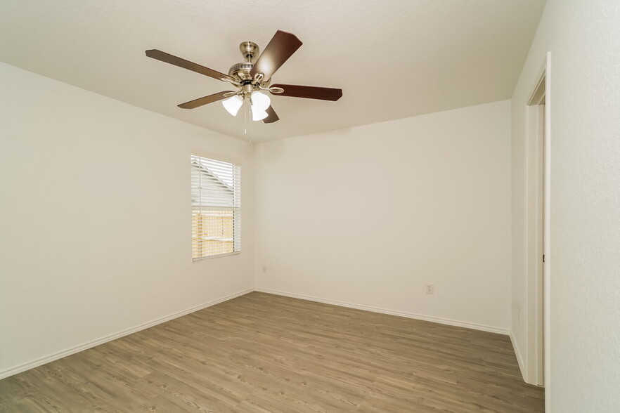 Building Photo - 2415 Lake Hls