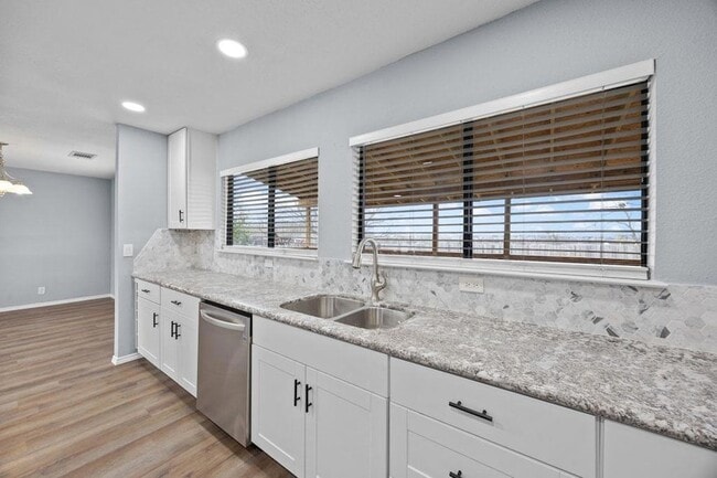 Building Photo - 2928 Donnell Dr