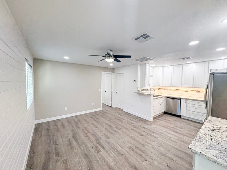 Building Photo - 2737 E Glenrosa Ave