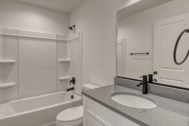 Building Photo - E. 7th Duplex