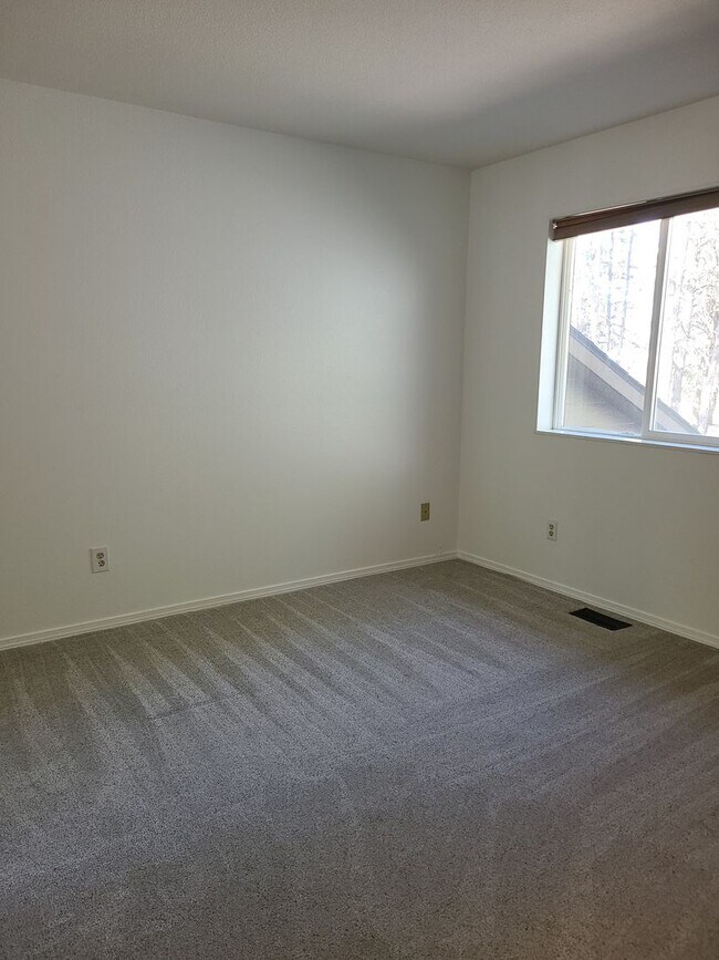 Building Photo - Beautiful Updated 3 bedroom 2.5 bath Hayde...