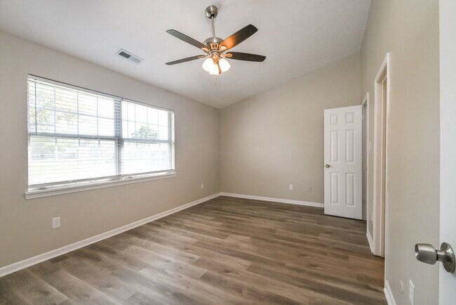 Building Photo - 14 Lake Dr N