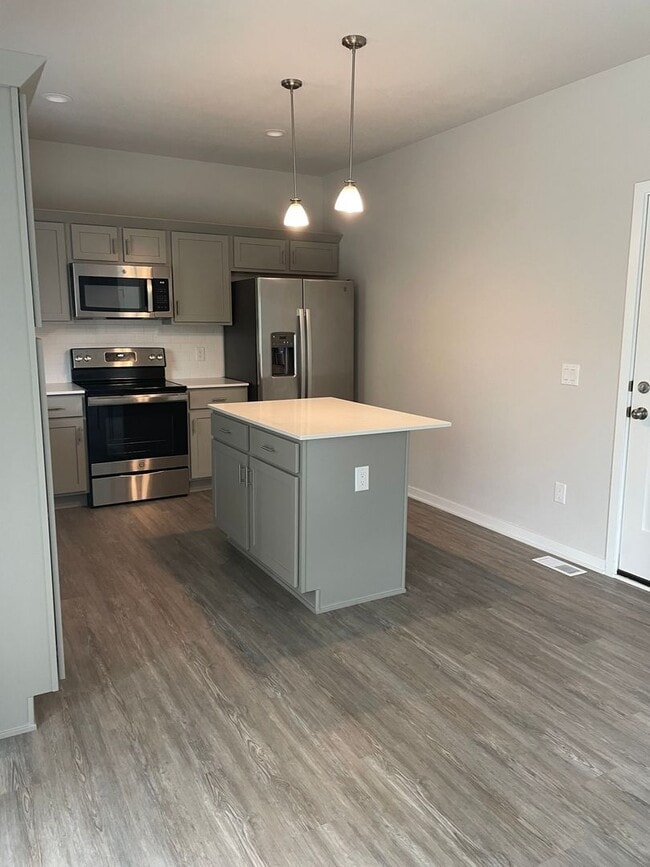 Building Photo - FREE RENT SPECIAL! 3 bedroom 3 bathroom Single-Family Home in Urbandale, IA