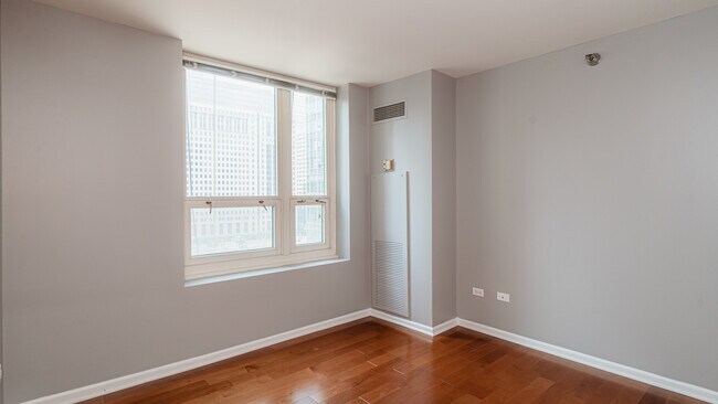 Building Photo - 345 N La Salle Dr