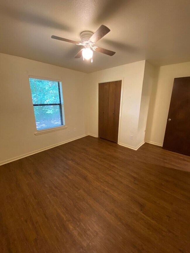 Building Photo - 2bed/1bath Duplex Available for Lease in L...