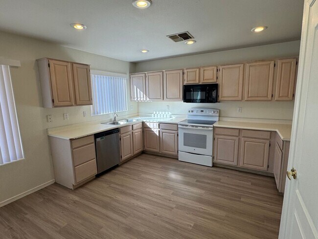 Building Photo - Chandler Home 3 bed - 2 1/2 bath with Loft...