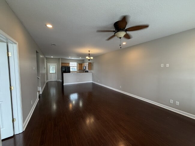 Building Photo - Town House For Rent