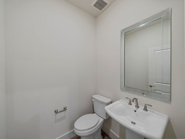 Building Photo - 917 Emerling Dr