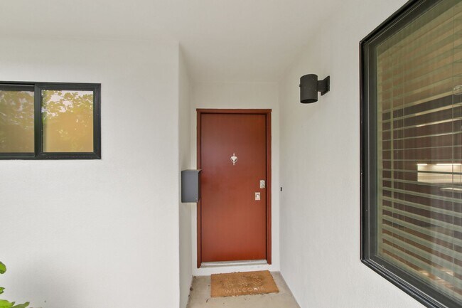 Building Photo - Central Davis 3/2 Mid Modern