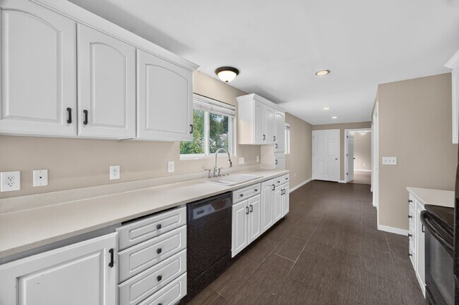 Building Photo - Top floor Duplex in Kent.  4 beds 2 bath with Very large fenced yard and 2 car garage. RENT $3050...