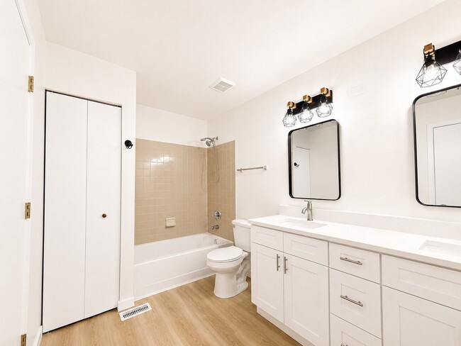 Building Photo - 2912 White Thorn Cir