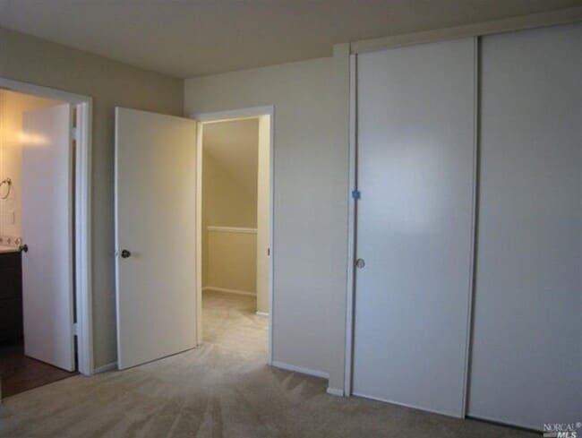 Building Photo - Coming Soon! 2 bed 2 bath Windsor Townhouse!