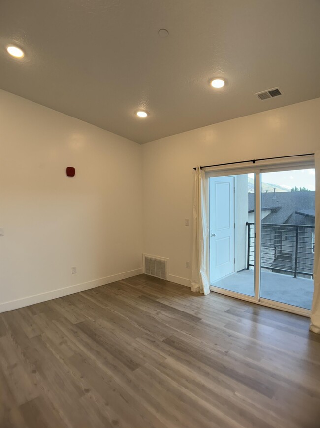 Building Photo - 463 W 60 S