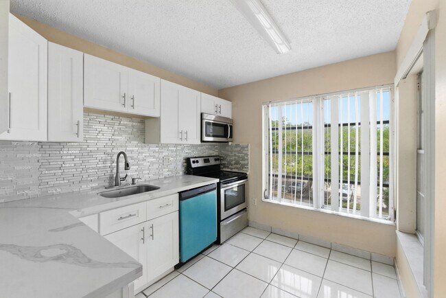 Building Photo - 4152 Inverrary Dr