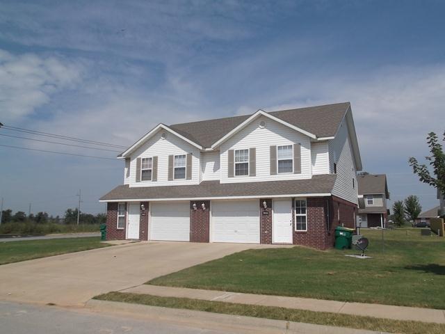 Building Photo - 942 Meadowlands Dr