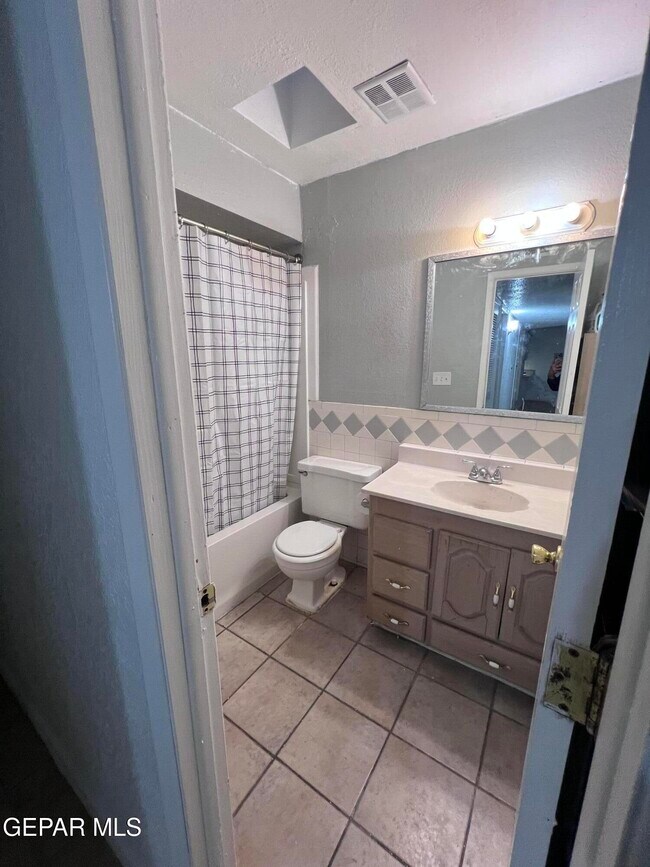 Building Photo - 4904 Winthrop Dr