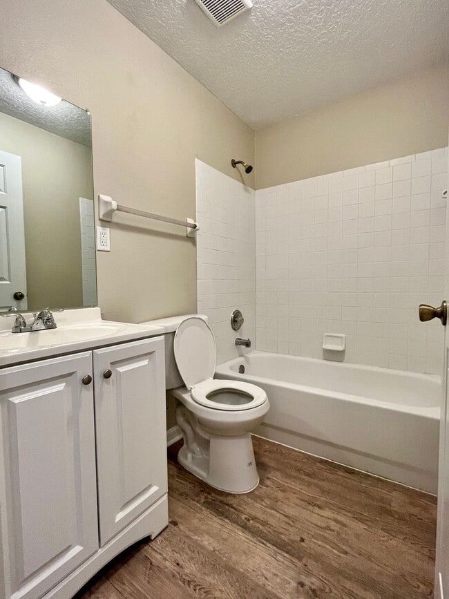 Building Photo - Fresh and Refurbed  3 Bed / 2 Bath Home in Apopka