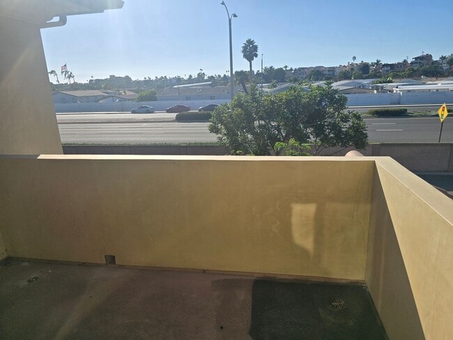 Building Photo - Fully Furnished 2 Bed, 2 Bath Townhome – 5...