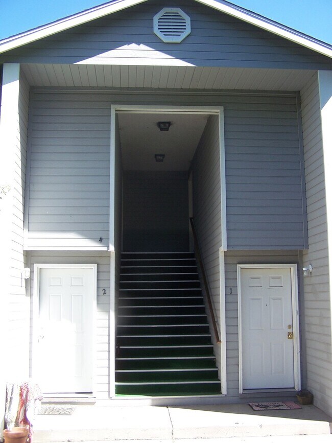Building Photo - Ground Level 2 Bed/1 Bath in NW Redmond Fourplex