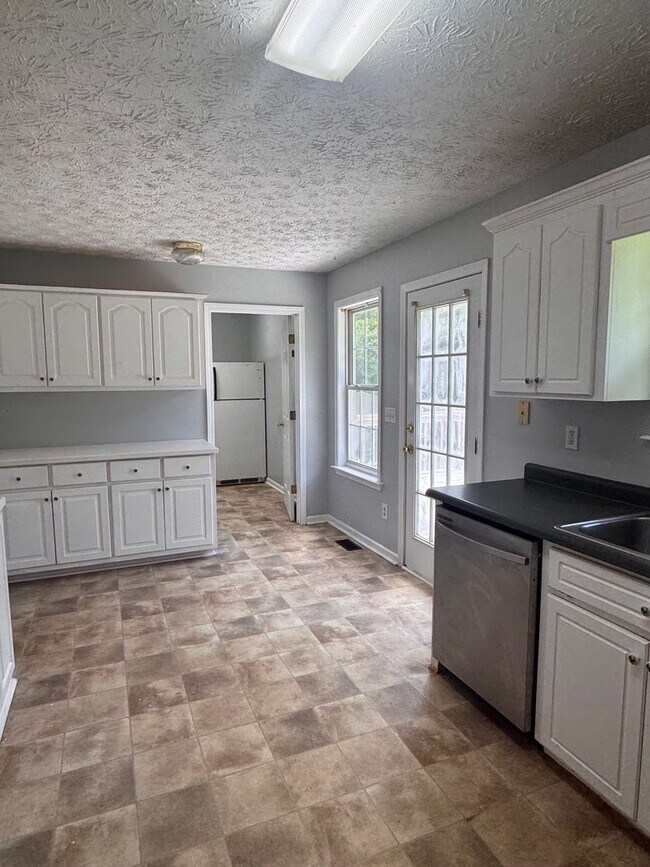 Building Photo - Beautiful 3BR Home for Rent in Toccoa, GA with Fenced Yard & 2-Car Garage