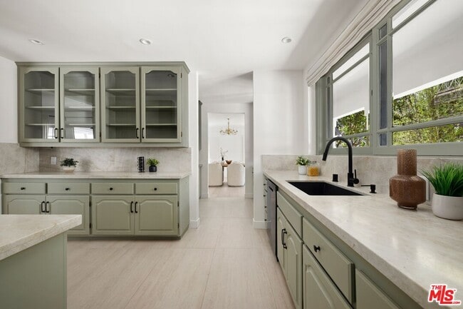 Building Photo - 712 N Rodeo Dr