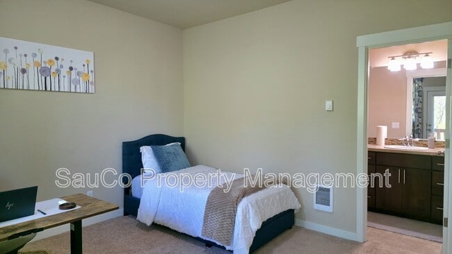Building Photo - 525 SW 197th Pl