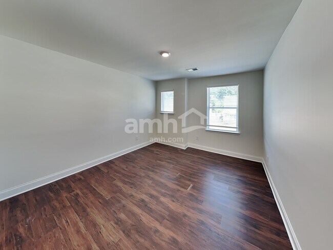 Building Photo - 838 Carnaby Ln