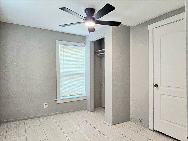 Building Photo - 217 Cockerel St