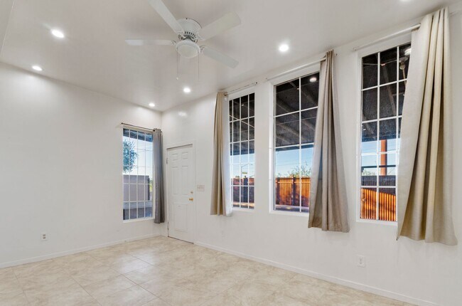 Building Photo - 941 E Edison St