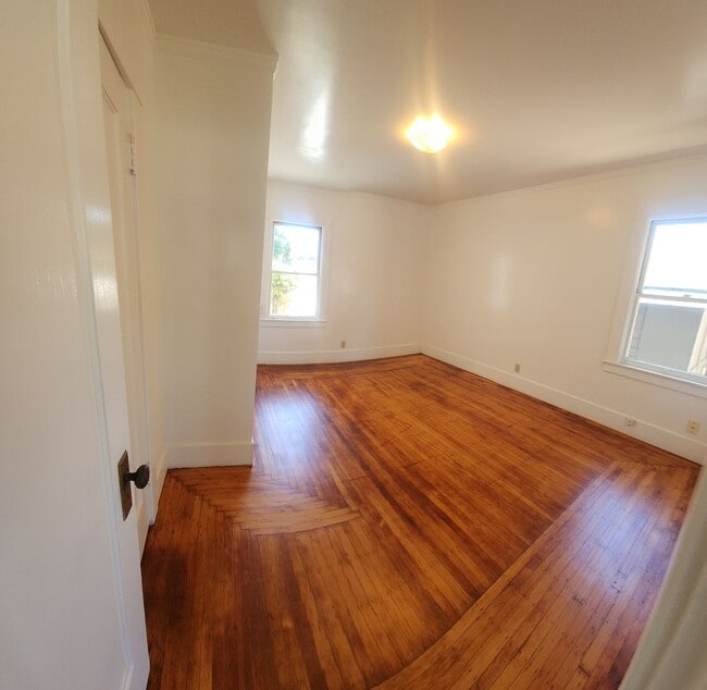 Building Photo - Cute standalone Bungalow in SLO! Off of Gr...