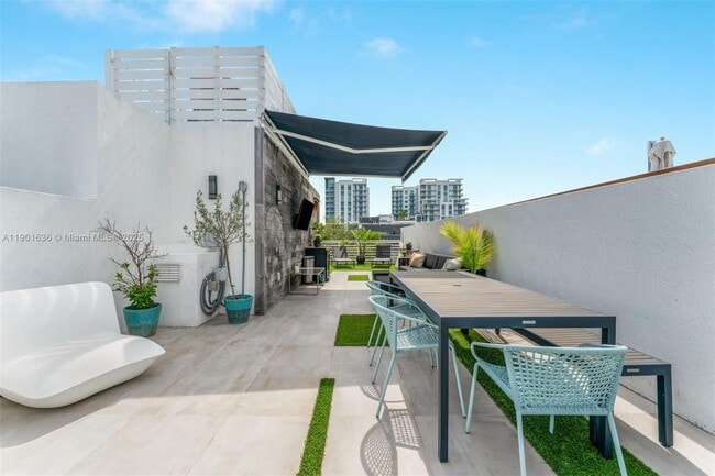 Building Photo - 455 NE 39th St