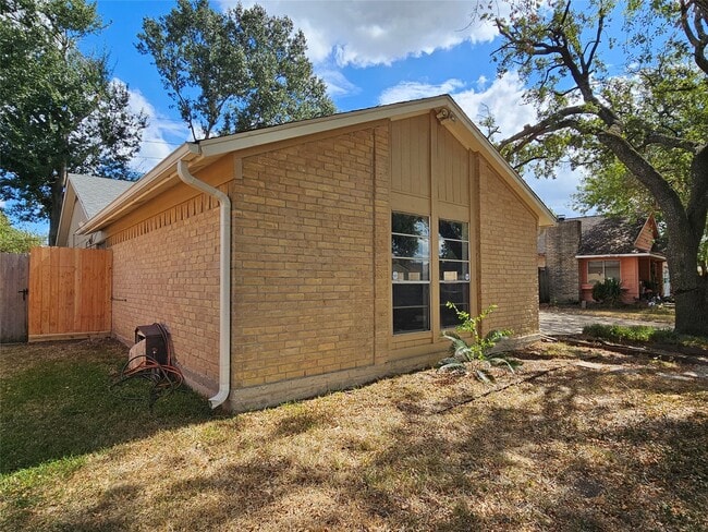 Building Photo - 8314 Streamside Dr