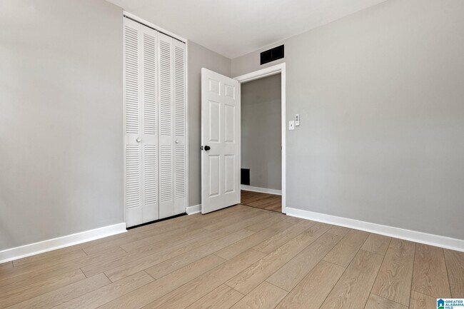 Building Photo - 852 Twin Lake Dr NE