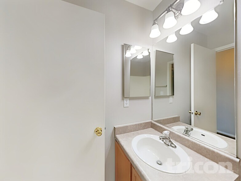 Building Photo - 7711 Mariner Cove Dr