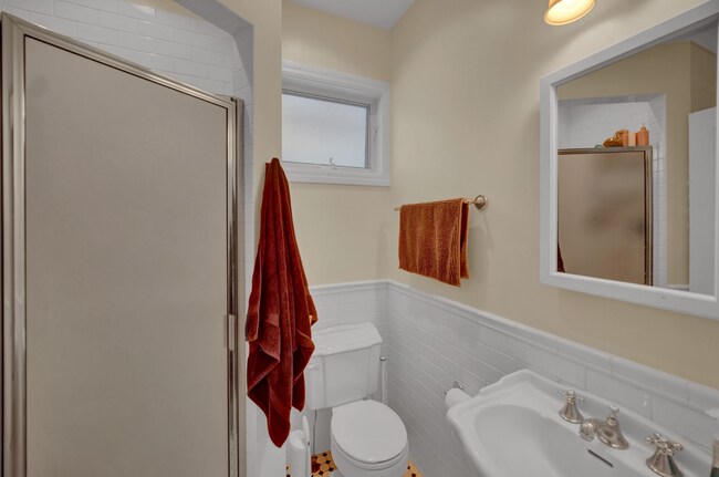 Building Photo - 823 Hamlin St