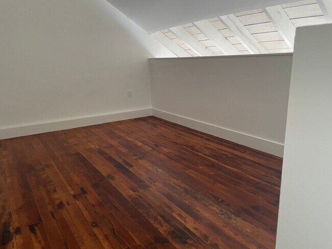 Building Photo - 950 56th St