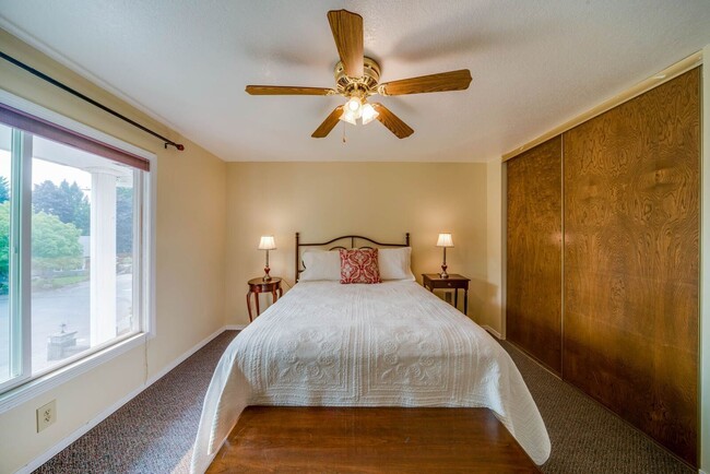 Building Photo - Large colonial home in NE Hillsboro