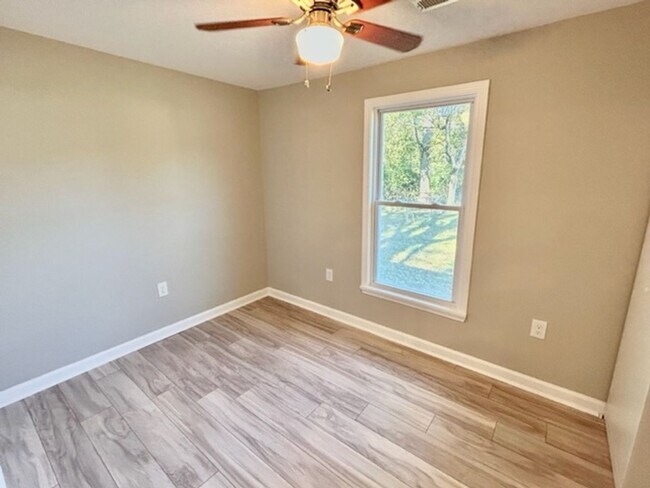 Building Photo - Fully Renovated 2 Bedroom Home in Prime Hu...