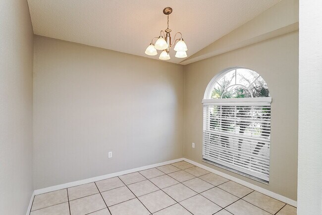 Building Photo - 827 Summer Glen Dr