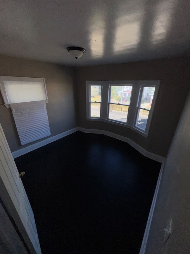 Building Photo - Charming 3-Bedroom Property in Prime Location (SECTION 8 VOUCHERS ACCEPTED)