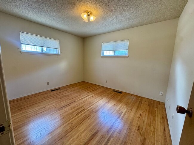 Building Photo - Well-maintained Northeast Gem!