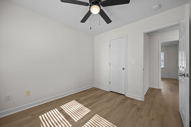 Building Photo - Newly Renovated Townhome!