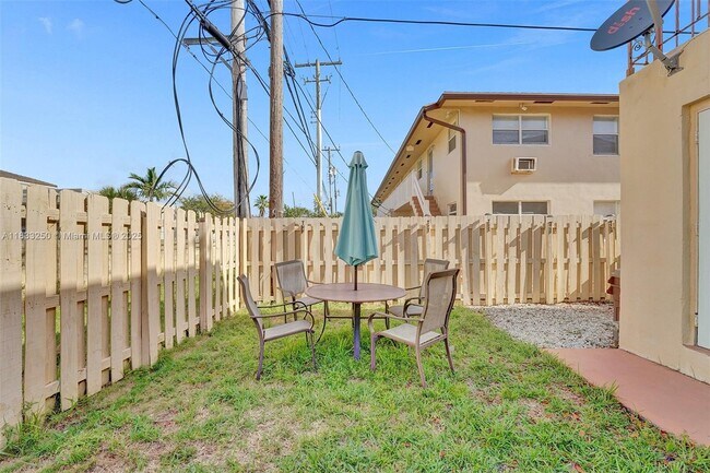 Building Photo - 2909 Middle River Dr