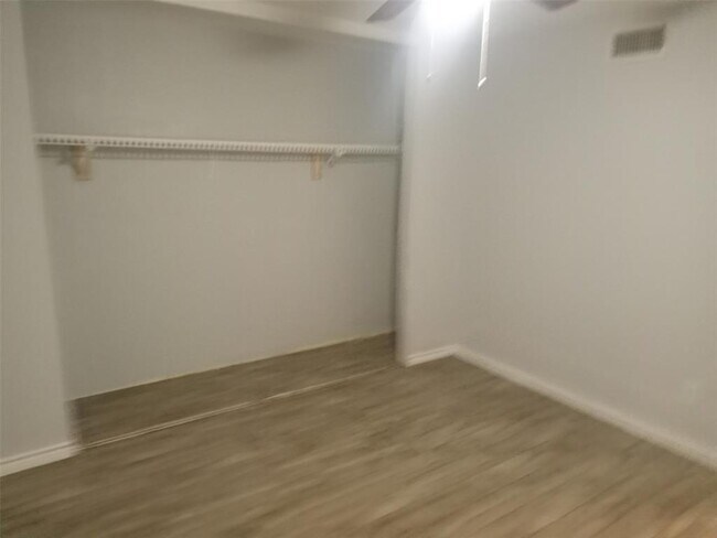 Building Photo - 5625 Antoine Dr