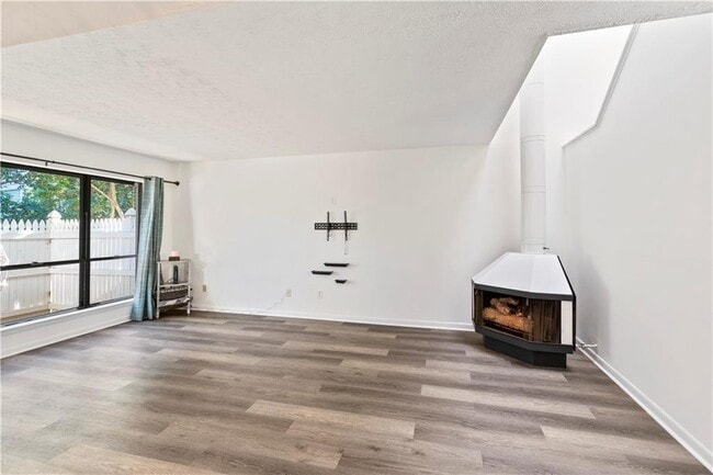 Building Photo - 2685 Meadowlawn Dr