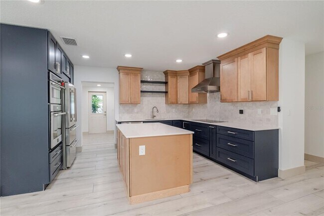 Building Photo - 4712 W Bay Ave