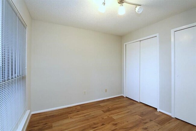 Building Photo - 10855 Meadowglen Ln