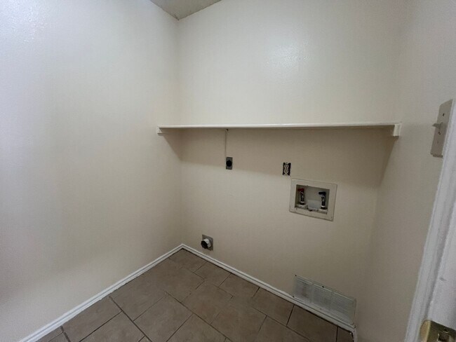Building Photo - 9951 Echo Plain Dr